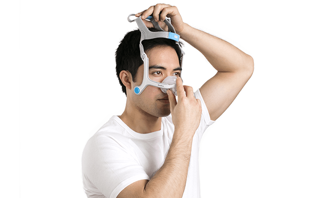 Hombre con mascarilla nasal N20 para terapia PAP y ventilación