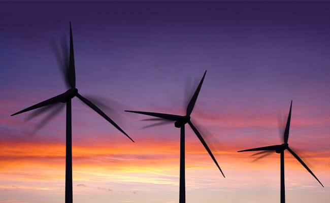 Aerogeneradores durante la puesta de sol